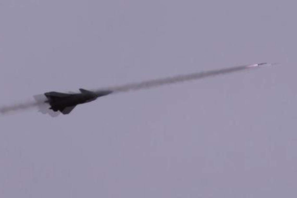 视频中出现歼-20实弹射击的画面。(视频截图)