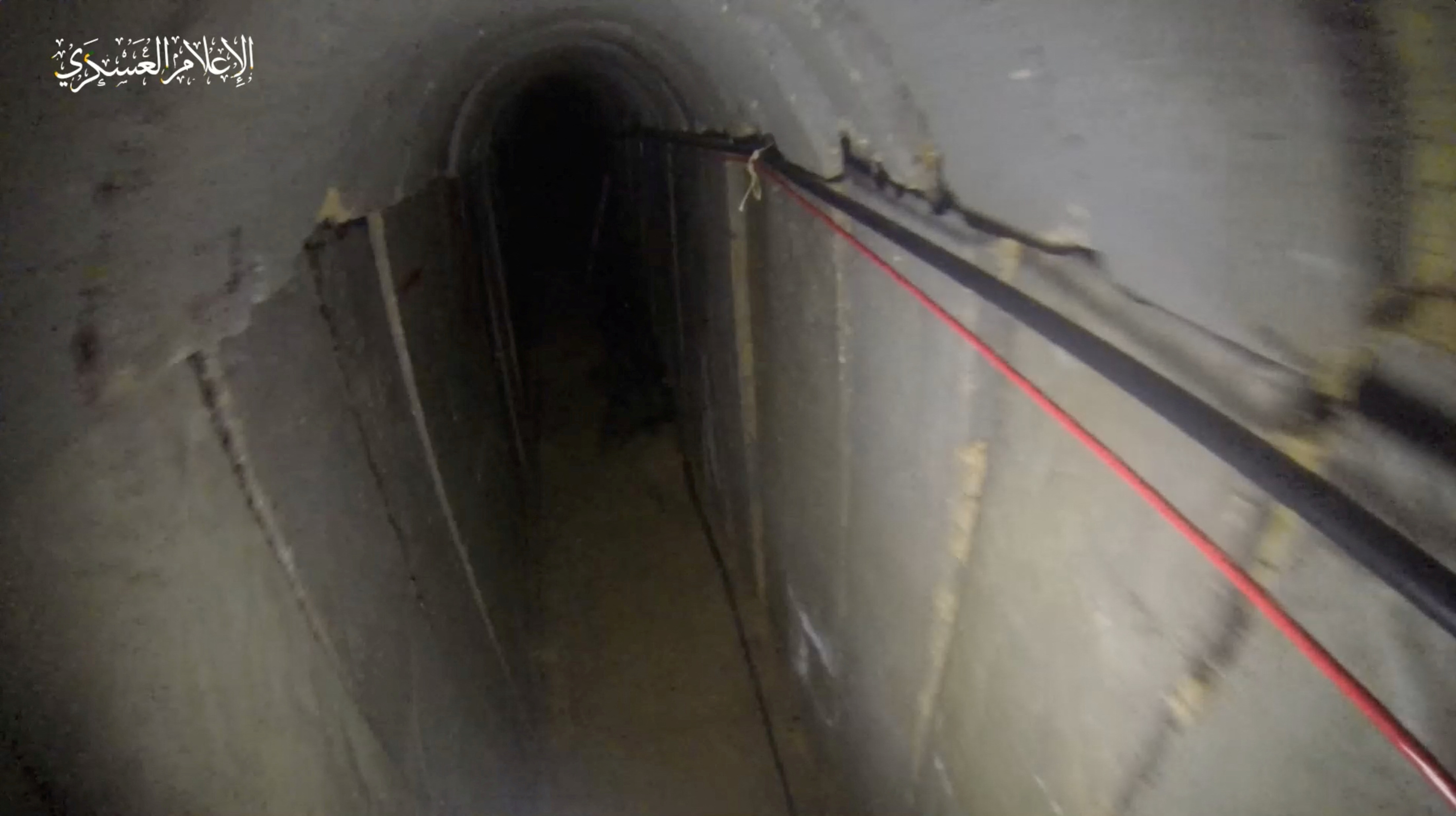 哈马斯曾经向媒体发布隧道照片,显示隧道内部结构用水泥墙加固,配有电线与电话线等设施(路透社)