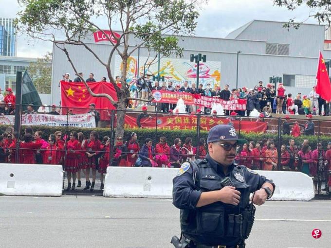 旅居旧金山中国人举横幅热情迎接习近平到访