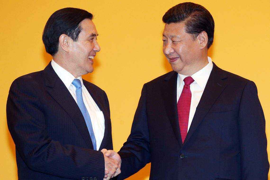 2015年11月7日,台海两岸领导人中国官方(右)与马英九在新加坡香格里拉酒店历史性会面。(叶振忠)