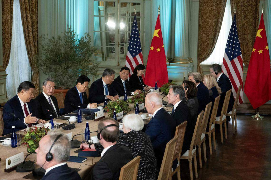 中美元首峰会在有百年历史的费罗丽庄园举行。 美国总统拜登(右排四)与中国官方(左排一)先后致开场白。美国国务卿布林肯(右排五)、财长耶伦(右排三)、商务部长雷蒙多(右排六)、总统气候问题特使克里(右排七);中共政治局常委兼中办主任蔡奇(不在画面中)、中共政治局委员兼外长王毅等出席会谈(左排二)、中国驻美大使谢锋(左排五),出席了会谈。(法新社)