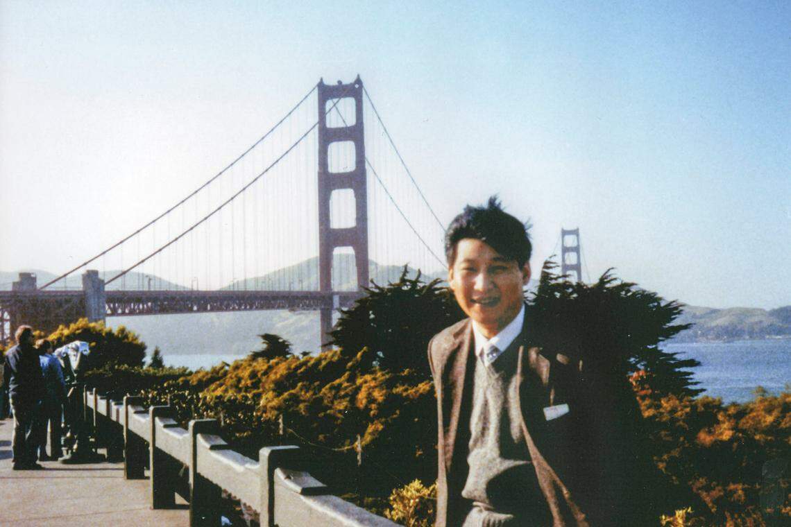 中国官方38年前访旧金山时,在当地地标金门大桥留影。(取自华春莹X平台贴文)