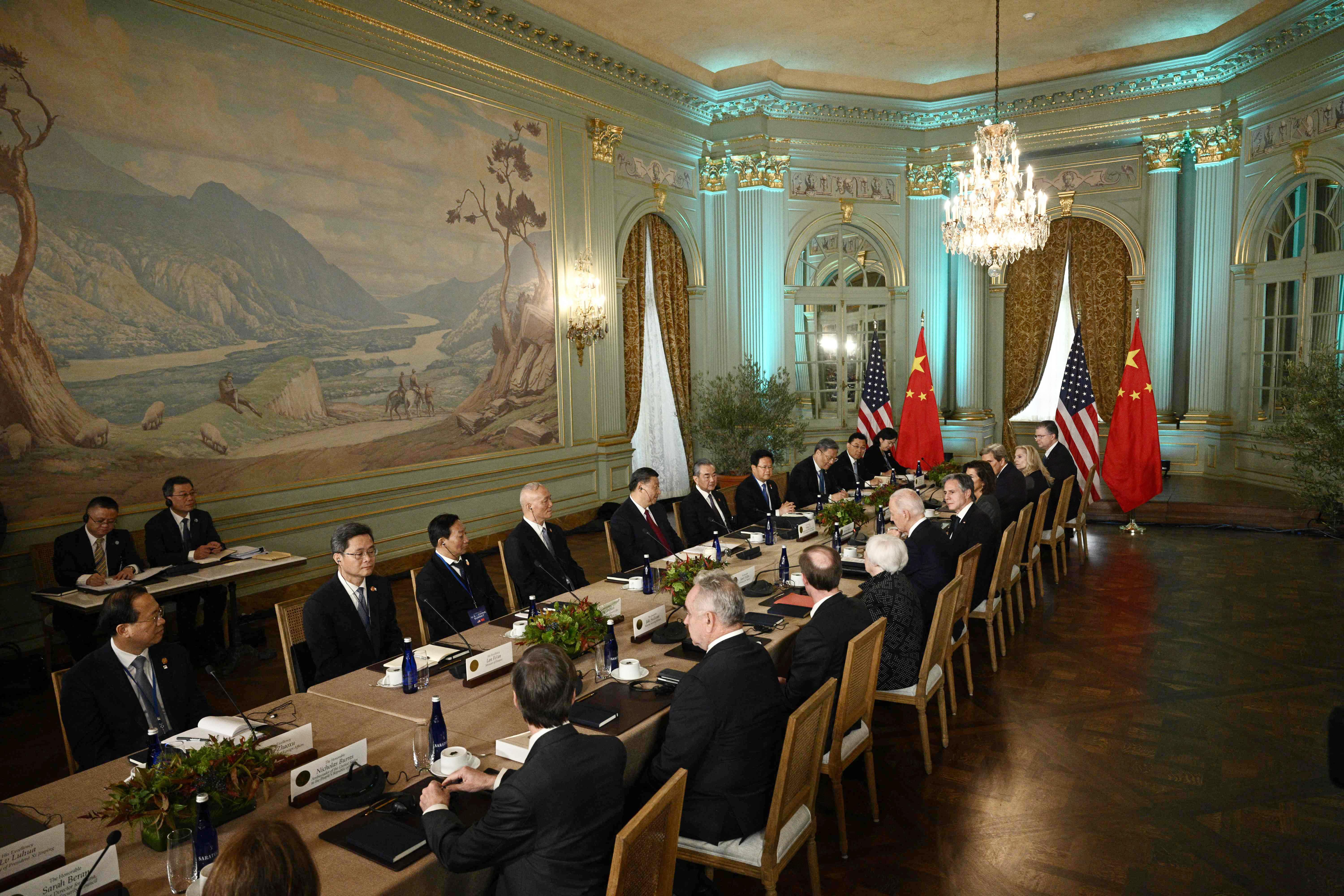 习拜会星期三(15日)在具文艺复兴风格的费罗丽庄园举行,背向镜头的是美方拜登团队,包括国务卿布林肯(右五起)、拜登和财长耶伦等;面向镜头的是中方中国官方团队,包括中共政治局常委兼中央办公厅主任蔡奇(左四起)、中国官方和中共政治局委员兼外长王毅等。(法新社)