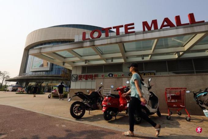 韩国乐天百货户外显示屏出现强奸女性信息