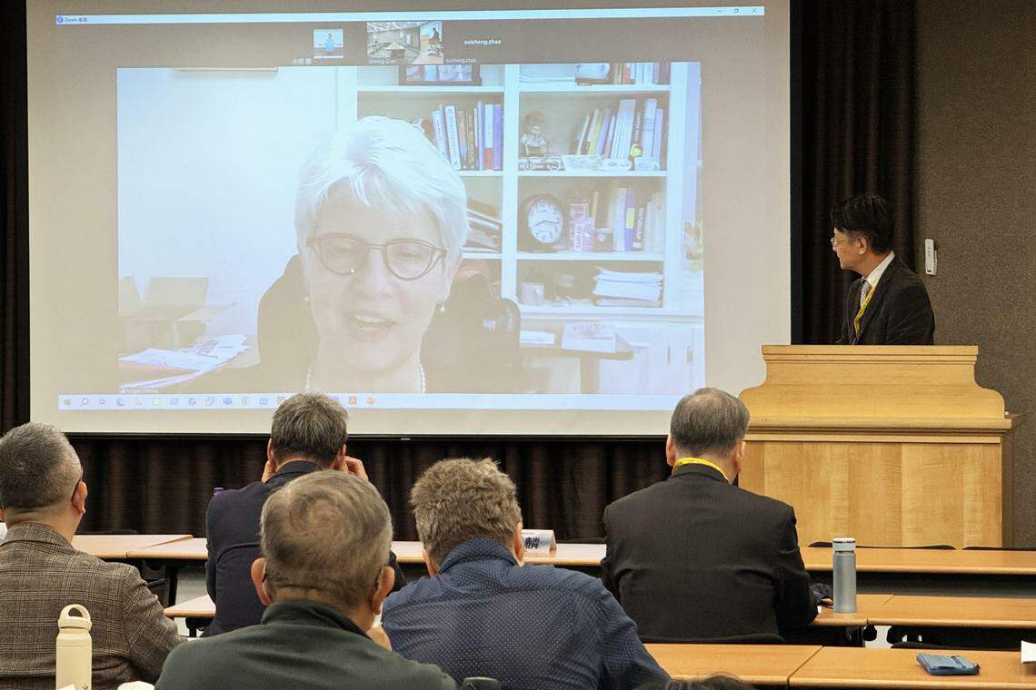 美国戴维森学院东亚政治学教授任雪丽(屏幕视频者)星期五(11月17日)指出,美中元首会晤即使不能保证降低台海紧张局势,至少比美中关系持续恶化、台海局势继续升温来得更加乐观。(缪宗翰摄)