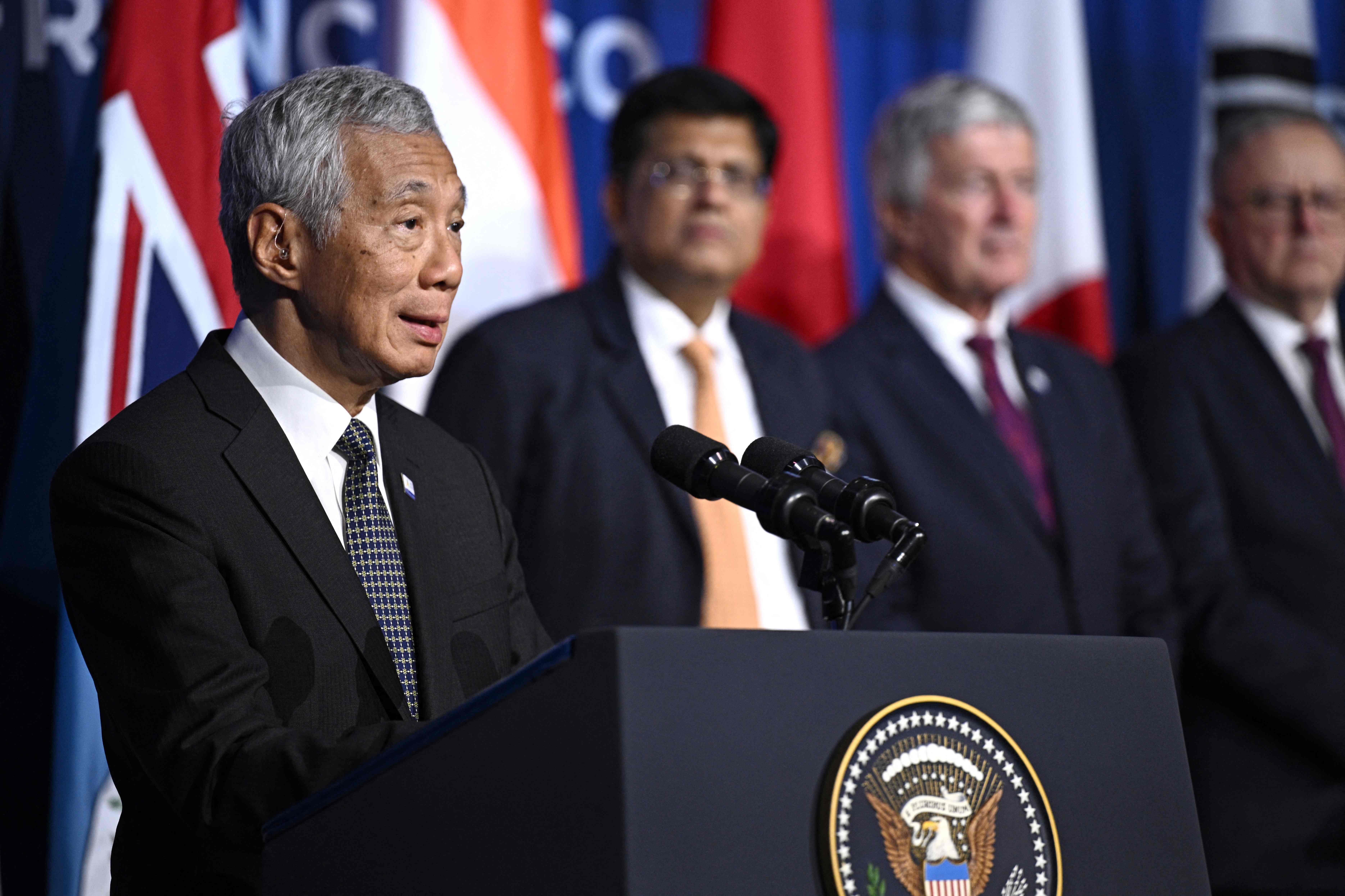 新总理李显龙(左一)提醒,改革国际组织应该考虑经济和政治现实,力求争取双赢。(法新社)