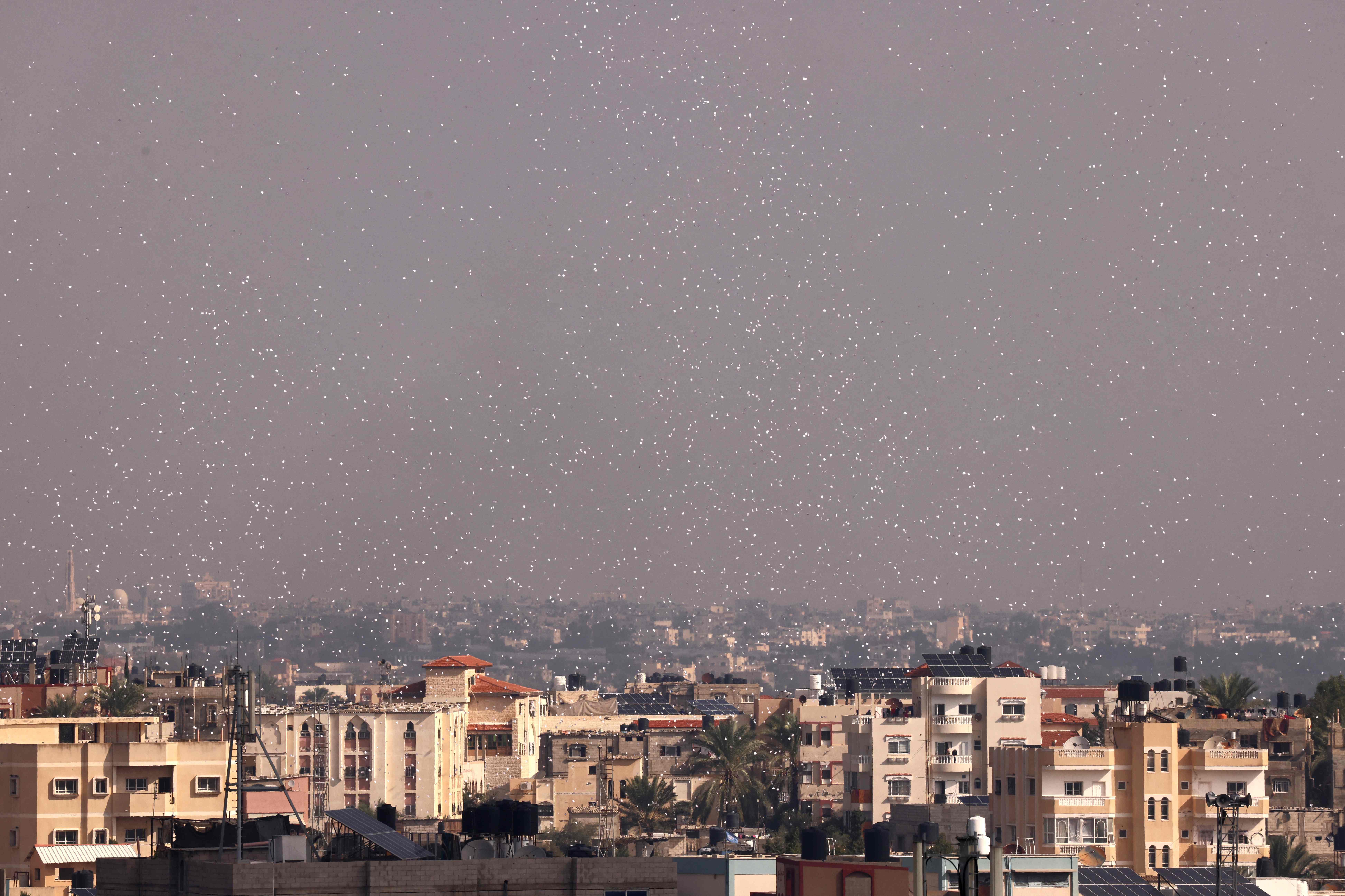 以军星期六(11月18日)在拉法市上空投放传单。拉法市位于加沙地带最南端的加沙与埃及边境地区。(法新社)