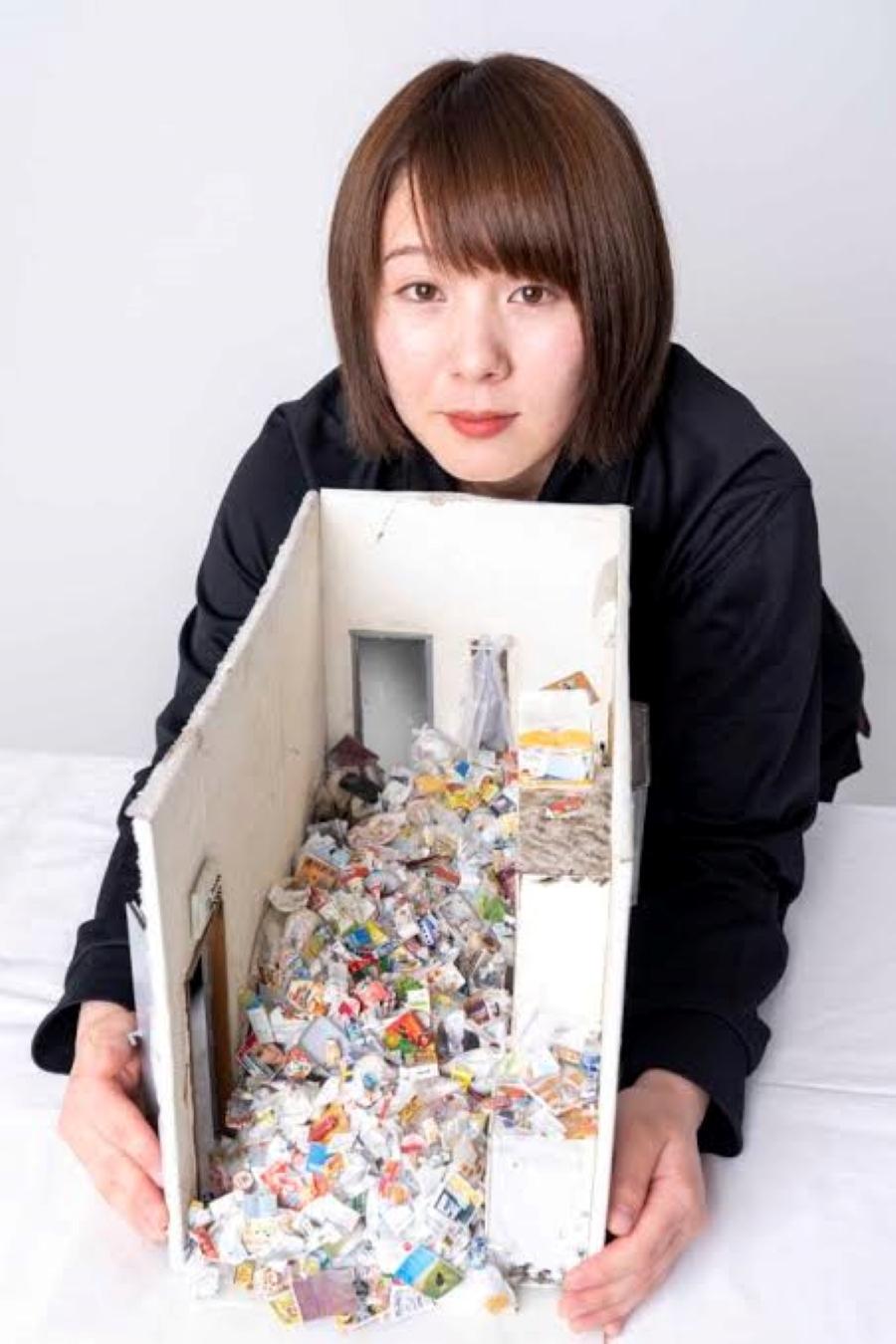 小岛美和是一名遗物清理师,她看过形形色色的孤独死现场。为了呼吁人们深思这一社会问题,她将自己见过的孤独死现场制作成微模型。(受访者提供)