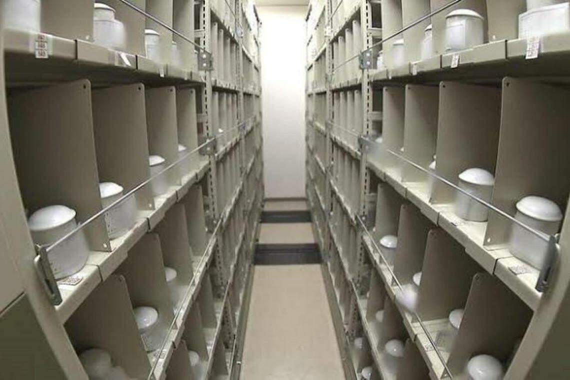 神奈川横须贺市让独居老人交付“互助金”,给无人认领的独居死者办后事。当地也专设骨灰室,保管无人认领的遗骨。(横须贺社会福利部提供)