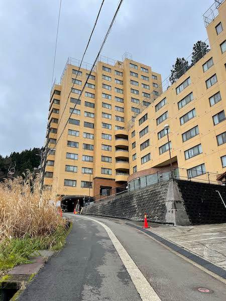 日媒揭露,新潟县滑雪圣地汤泽一些在八九十年代建起的度假公寓,自泡沫经济破裂后价格下跌,被一些独居老人买来终老。他们死后公寓没人继承,引发一连串问题。(新潟县汤泽町物业管理部门档案照片)