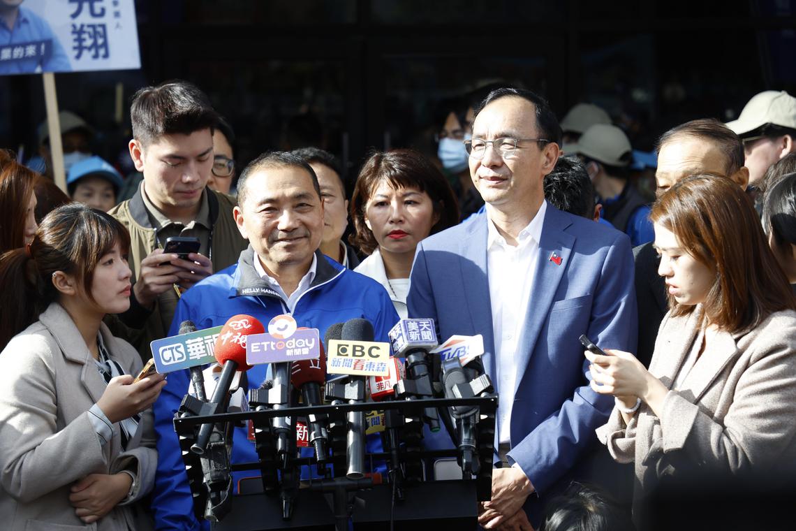 国民党总统参选人侯友宜(前排左二)与国民党主席朱立伦(右二)星期六(11月18日)参加“全国农渔会侯援会”时,呼吁民众党坐下化解争议拼胜选。(国民党提供)