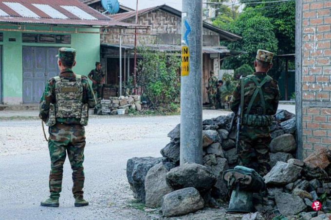 数百泰国人和一新加坡人从缅北撤离