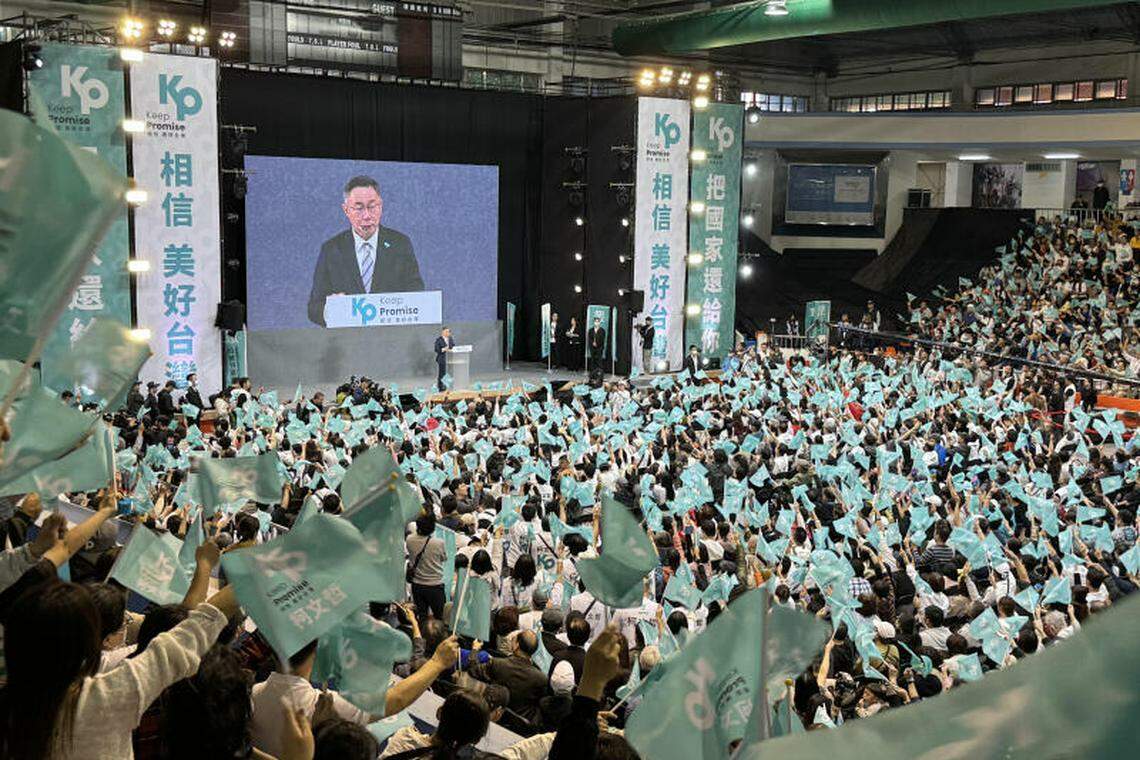 民众党总统参选人柯文哲星期天(11月19日)在板桥体育馆誓师大会上宣布,他会继续用台湾民众党总统候选人的身份拼战到底。(庄慧良攝)