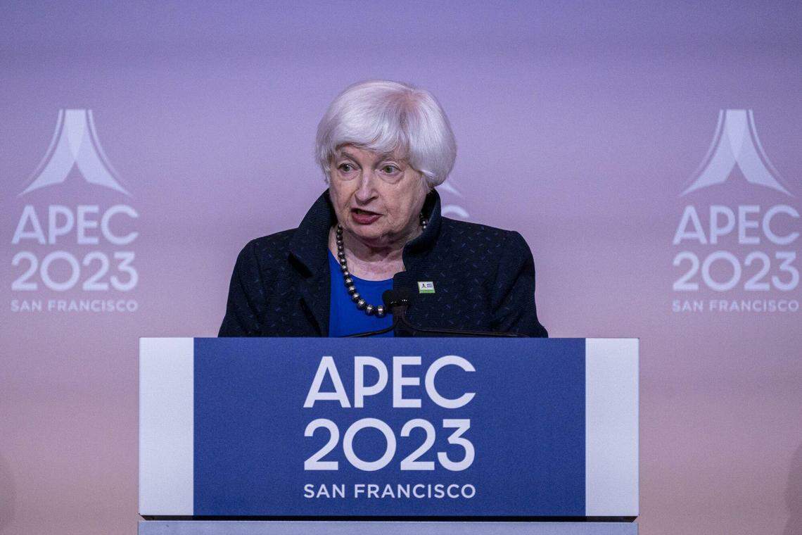 美国财长耶伦说,中国大陆希望通过和平方式实现与台湾统一的目标。照片为耶伦于11月13日在旧金山出席亚太经济合作组织财长会议后在新闻发布会上讲话。(彭博社)