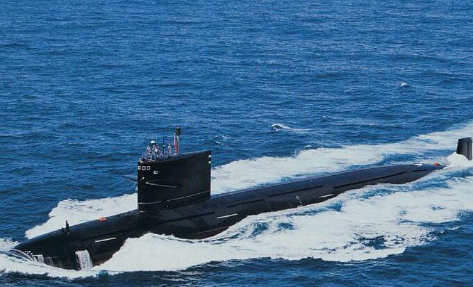 今年初中国一艘核动力攻击潜艇下水,该潜艇用泵喷推进系统,这意味着美国潜艇全面碾压中国的时代即将结束。(图/凤凰网)