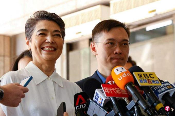 台湾在野整合最后努力  “蓝白郭”赶在周五登记截止前谈判