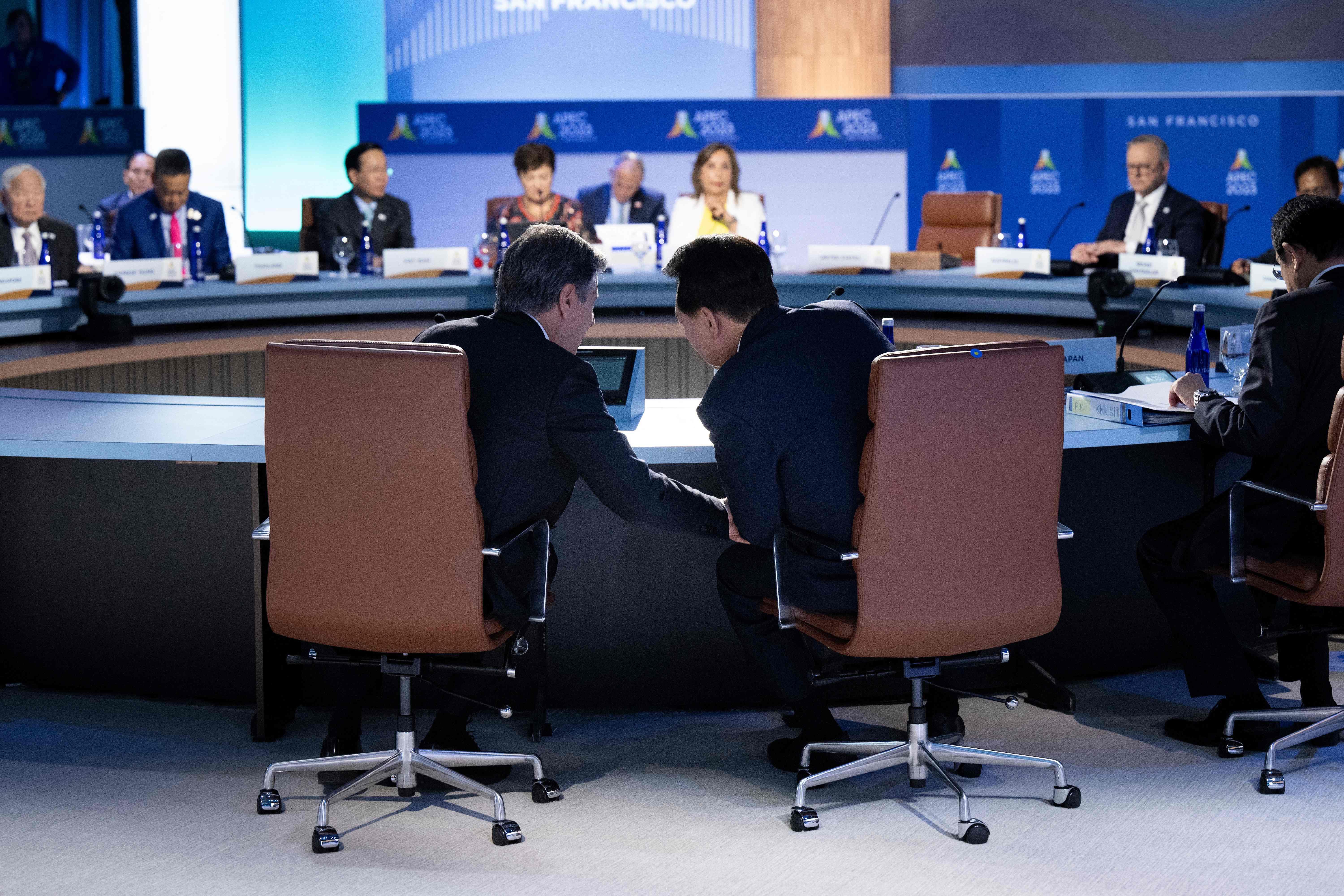 11月17日,美国国务卿布林肯(背向镜头者左一)在旧金山举行的亚太经济合作组织(APEC)峰会开始前,与韩国总统尹锡悦谈话。(法新社)