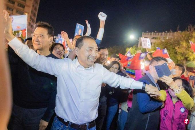 台湾总统选举三角战首周末  蓝绿互捣虎穴白营低调