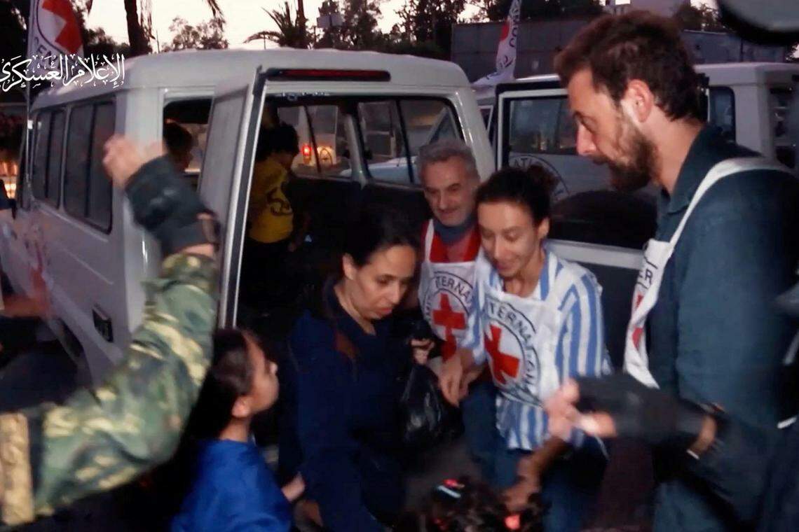 哈马斯武装分子星期天(11月26日)在加沙地带,把释放的第三批人质移交给国际红十字会。(路透社)