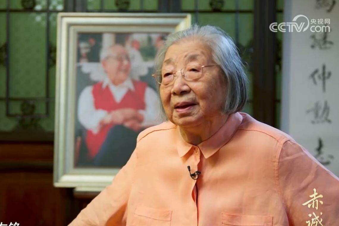 习仲勋遗孀齐心在片中亮相受访,忆述习仲勋往事。(央视视频截屏)