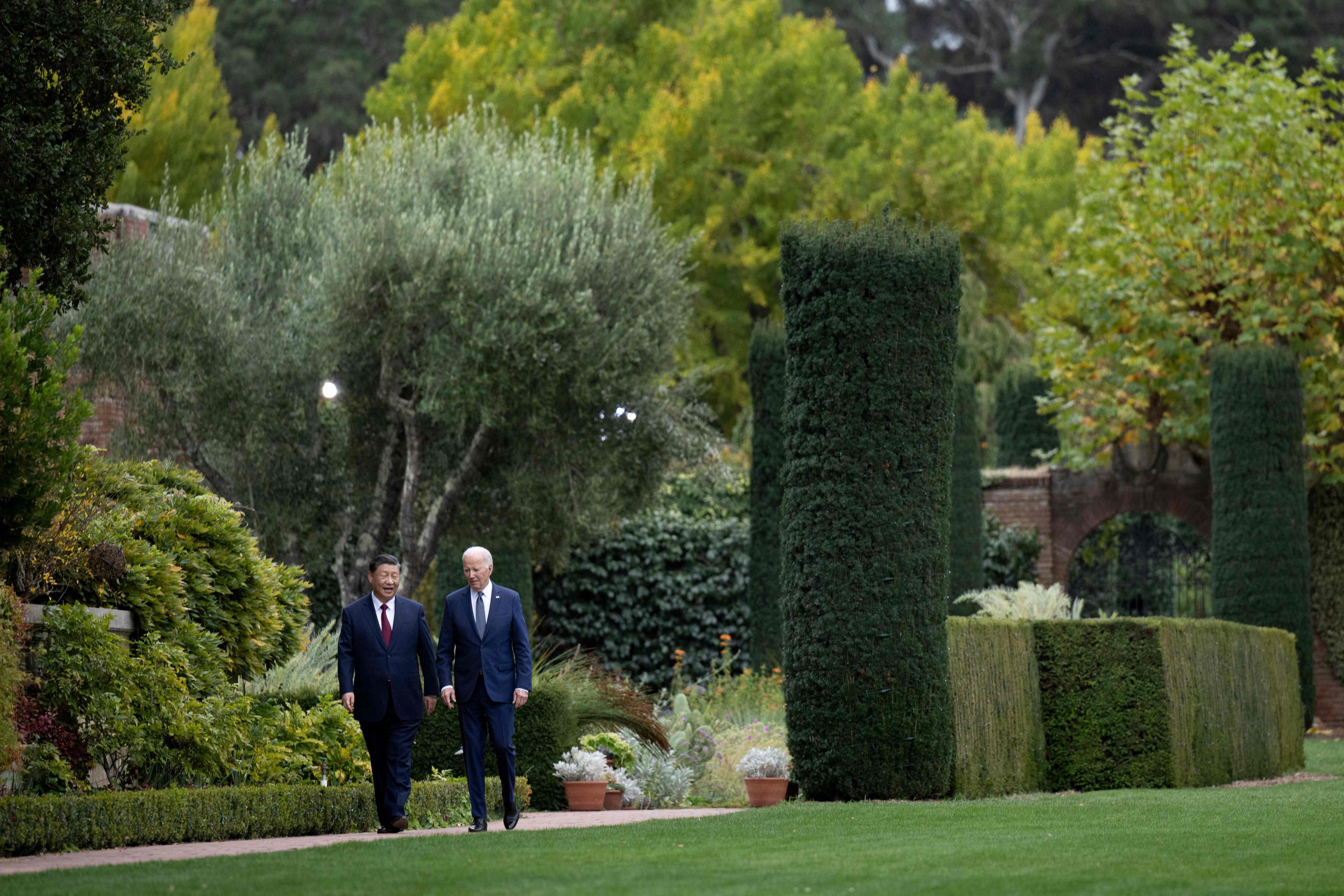拜登(右)和习近平今年11月15日在旧金山有百年历史的费罗丽庄园举行会谈,这是两人一年来首次面对面会晤。(法新社)