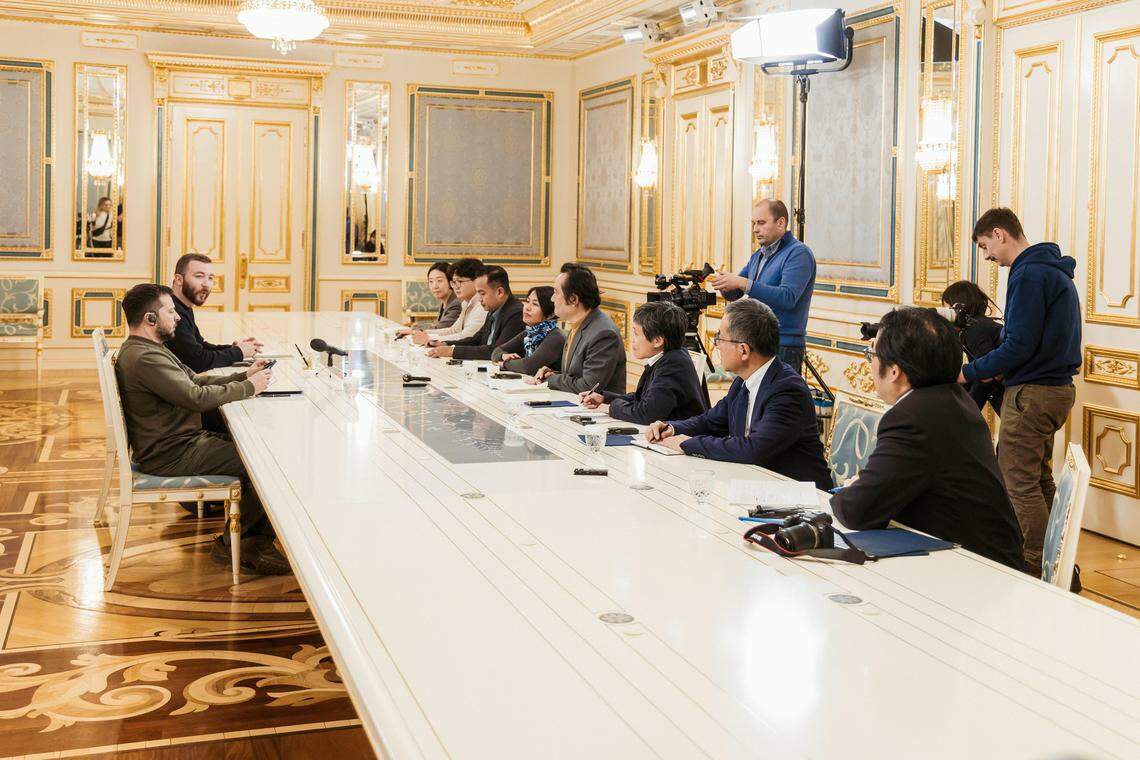 乌克兰总统泽连斯基11月28日在位于基辅的总统办公室大楼接受亚洲媒体采访。右三为新加坡《联合早报》中国组副主任沈泽玮。(罕杜申科摄)