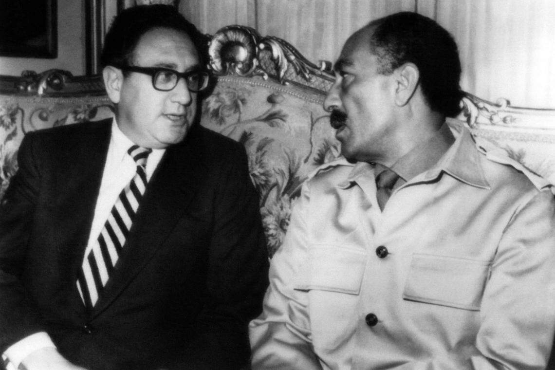 1973年11月7日,基辛格(左)访问埃及开罗,会见时任埃及总统萨达特。这场穿梭外交最终在次年5月31日取得停战协议。(法新社)
