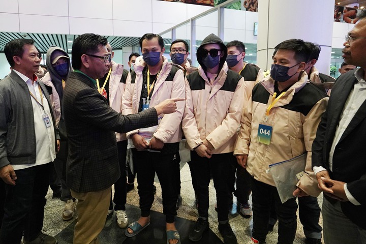 马国外交部副部长莫哈末阿拉敏(左二)星期五到机场迎接获救的马国公民。(马新社)