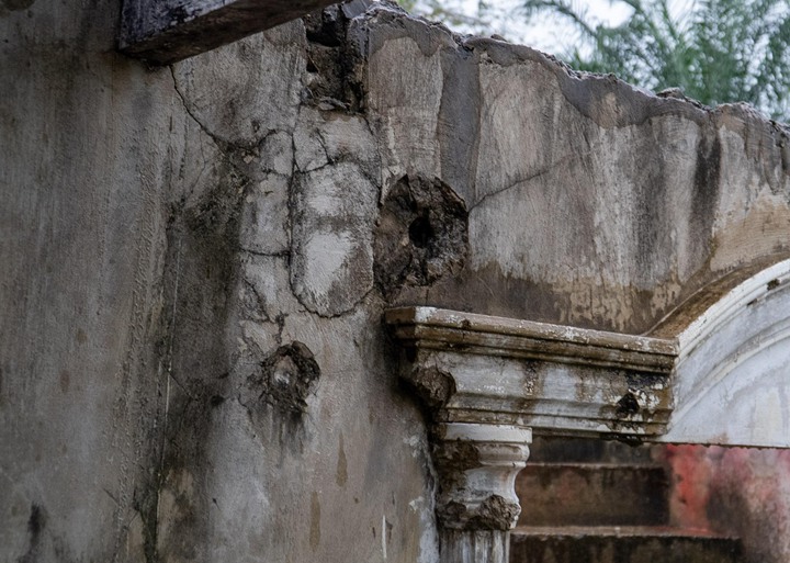 丹绒拉边一些房子的墙上还留着斑驳的弹孔。(特约邓德兴摄)