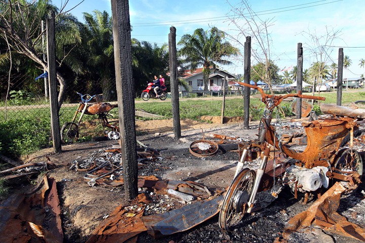 马国军方在甘榜丹绒拉边同苏禄军开战后,好些甘榜民宅遭摧毁。(档案照片)