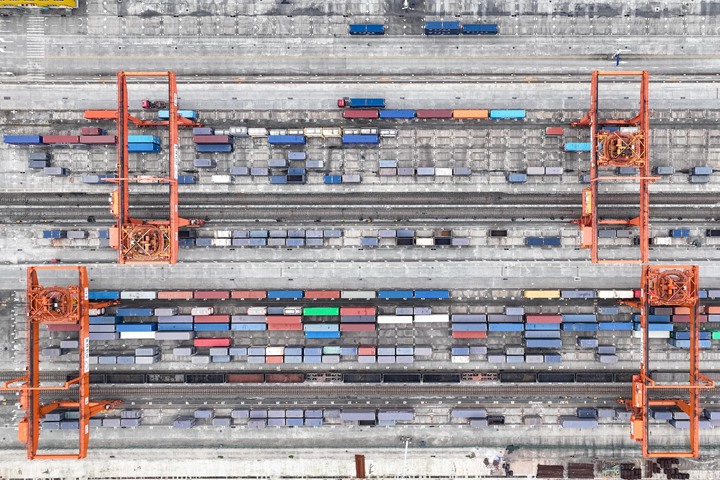 重庆团结村站是陆海新通道火车班列的起点站。(中新社)