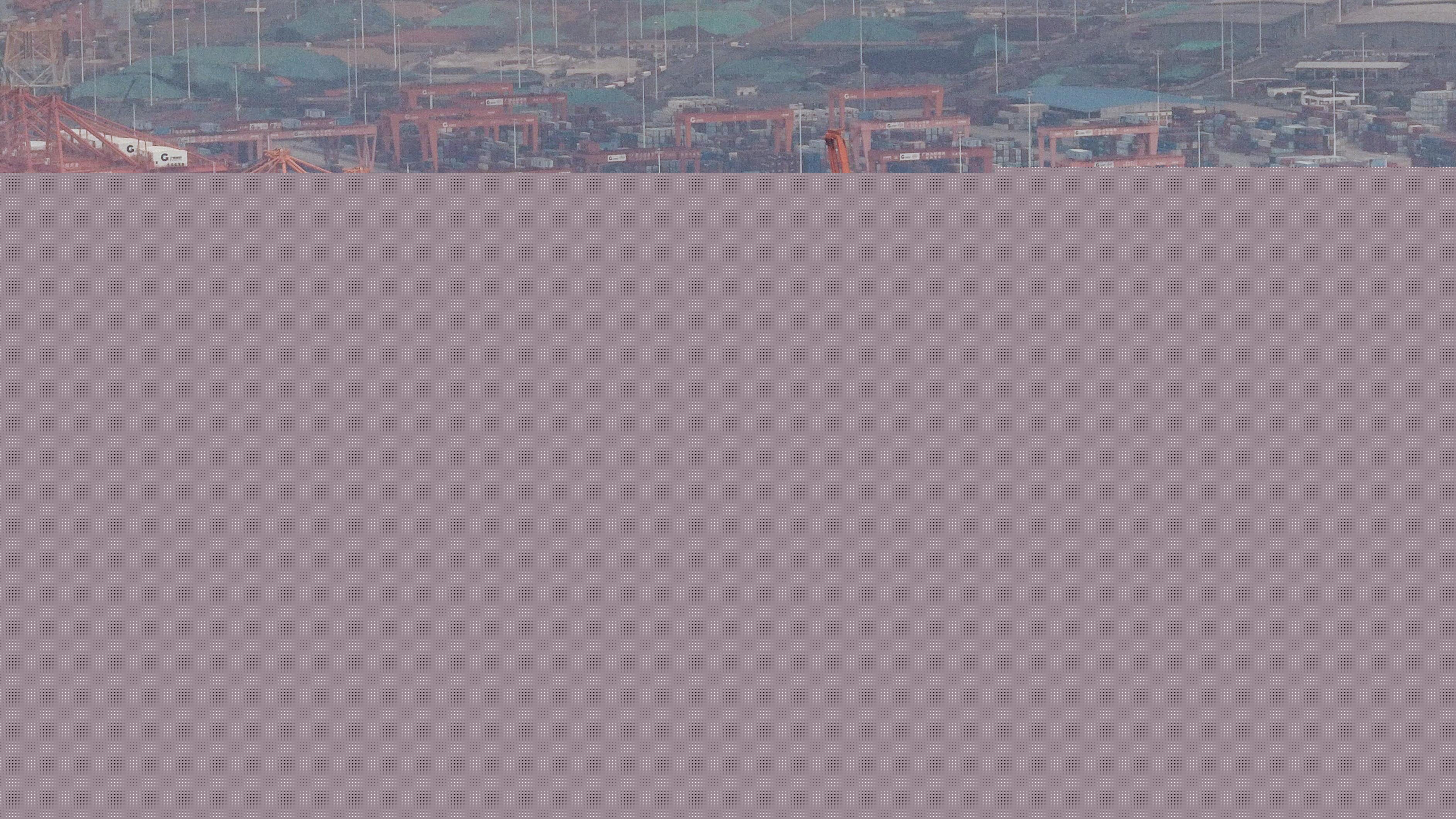 业者认为,广西钦州港连通性大幅落后上海、广州等大港口,是陆海新通道目前的最大短板。图为10月26日空拍的钦州港。(新华社)