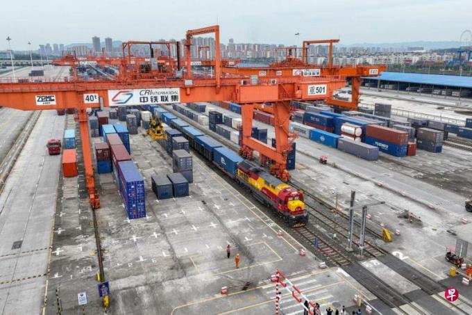 中国特稿:收费高货主使用率低 陆海新通道通往何方?