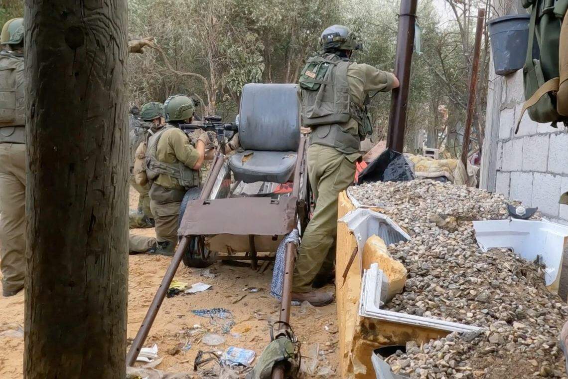 以色列国防军发布的视频截图显示,以军星期六在加沙北部贾巴利亚(Jabalia )继续与哈马斯武装分子作战。(路透社)