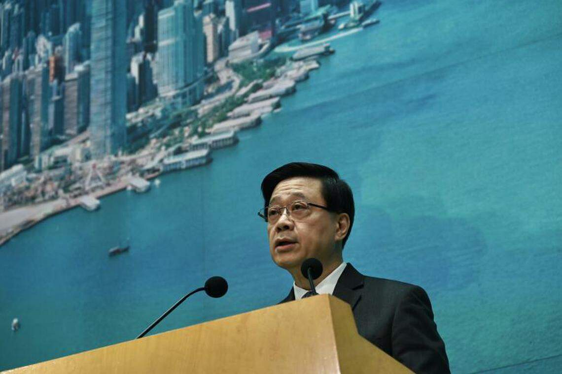 香港特首李家超星期二(12月5日)上午出席行政会议前会见媒体时说,港府会全力追捕任何危害国家安全的逃犯,并点名周庭涉嫌勾结外国或境外势力,危害国家安全而被警方拘捕。(中新社)