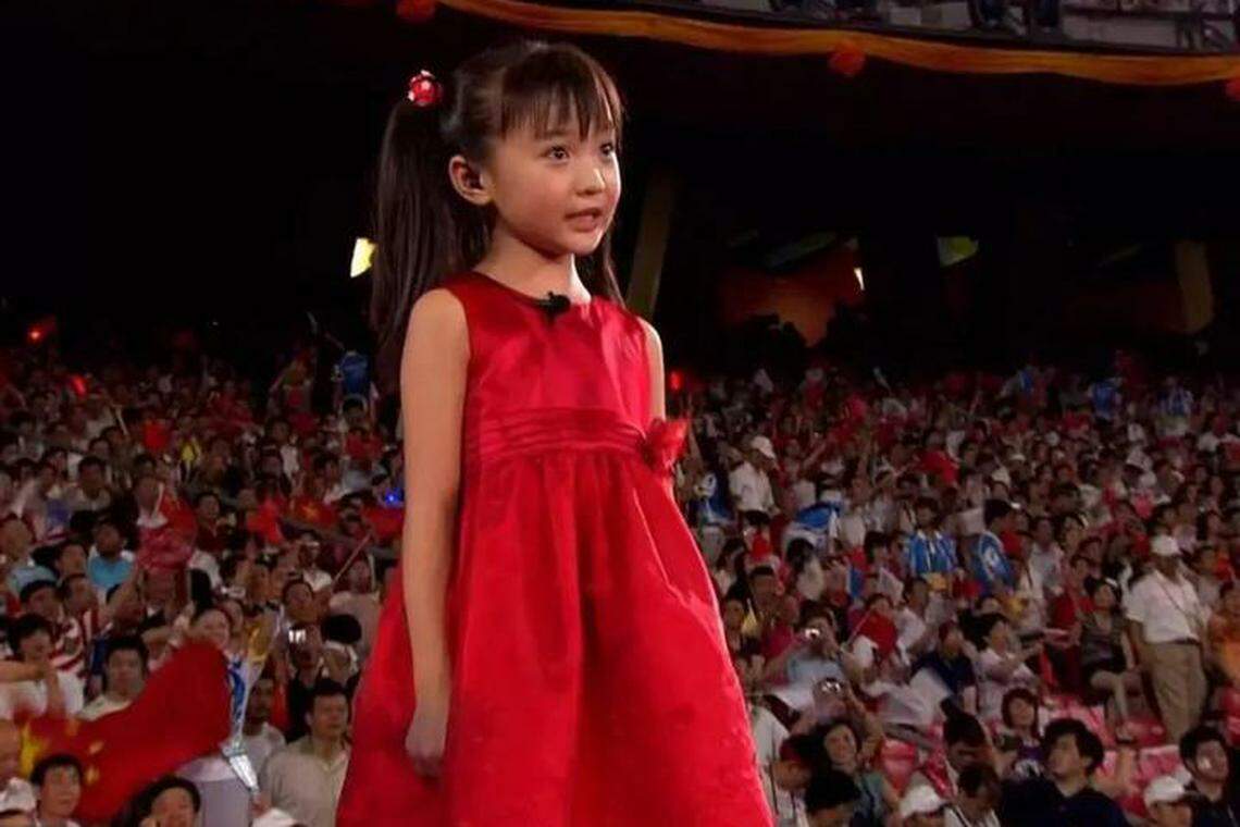 林妙可在2008年北京奥运会开幕式上演唱《歌唱祖国》,一年后被证实为假唱。(互联网)