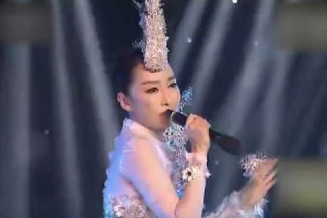 中国著名歌手萨顶顶2016年在央视音乐频道元宵晚会上一度用话筒的底部演唱,但声音没有变化,成为假唱“名场面”之一。(互联网)