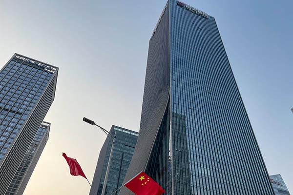 恒大在2022年宣布,将总部从深圳迁往广州,以降低费用。