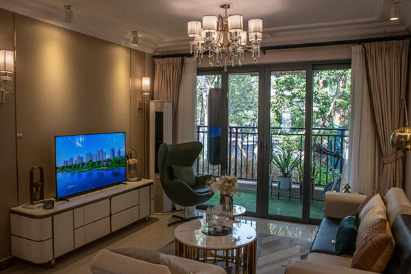 东莞恒大大厦样板房的客厅,摄于2021年。