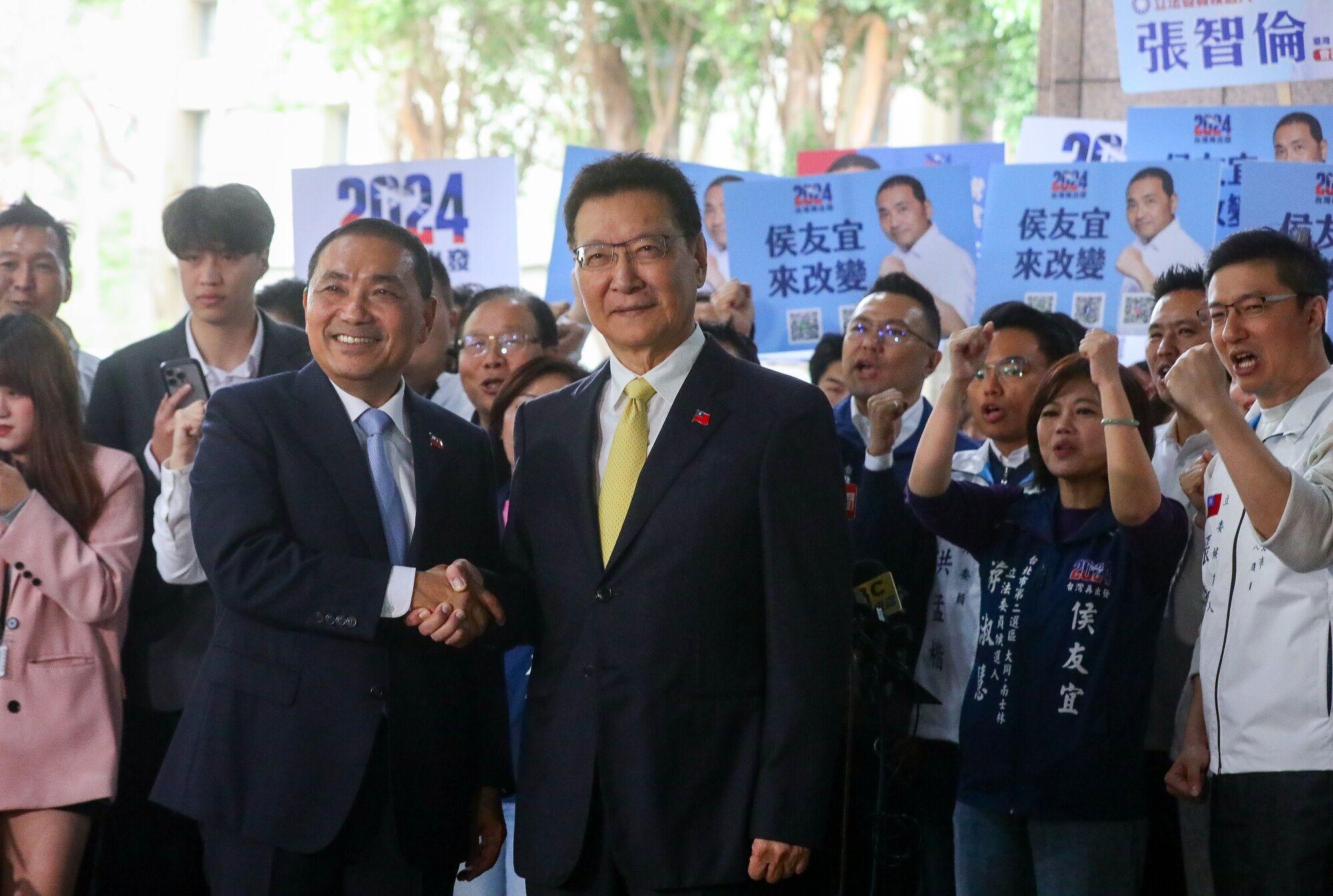 新北市长侯友宜(前左)与资深媒体人赵少康(前右)代表国民党,竞选2024年台湾正副总统选举。(彭博社)