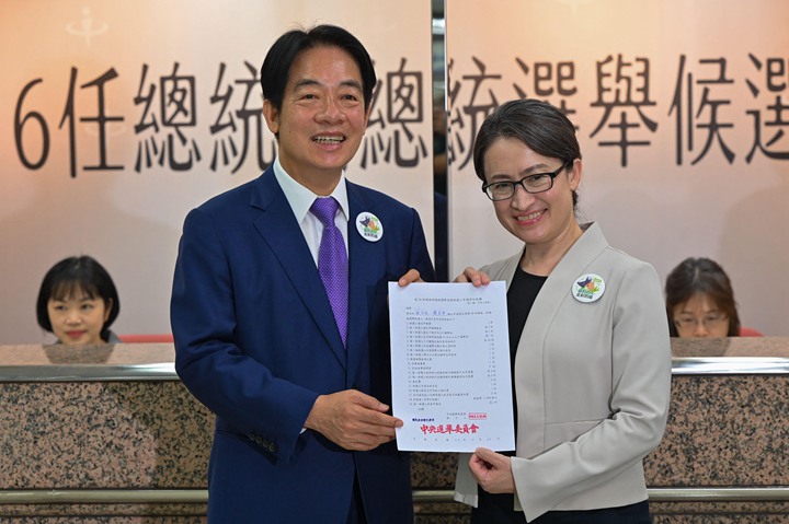 代表民进党参选的现任台湾副总统赖清德(左)与竞选搭档、台湾前驻美代表萧美琴11月21日正式登记参选2024年台湾选举。(法新社)
