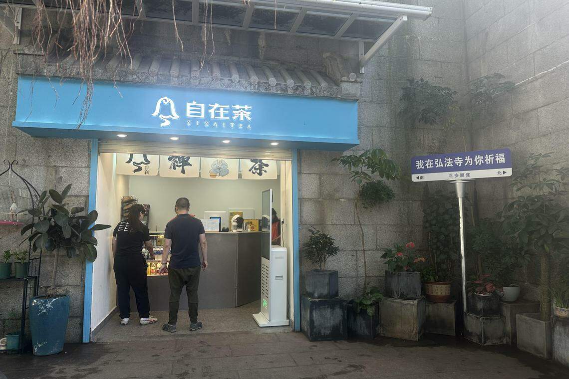 为迎合年轻人的喜好,有寺庙也在院内设有现代餐饮店铺,以及网红打卡点。(林煇智摄)