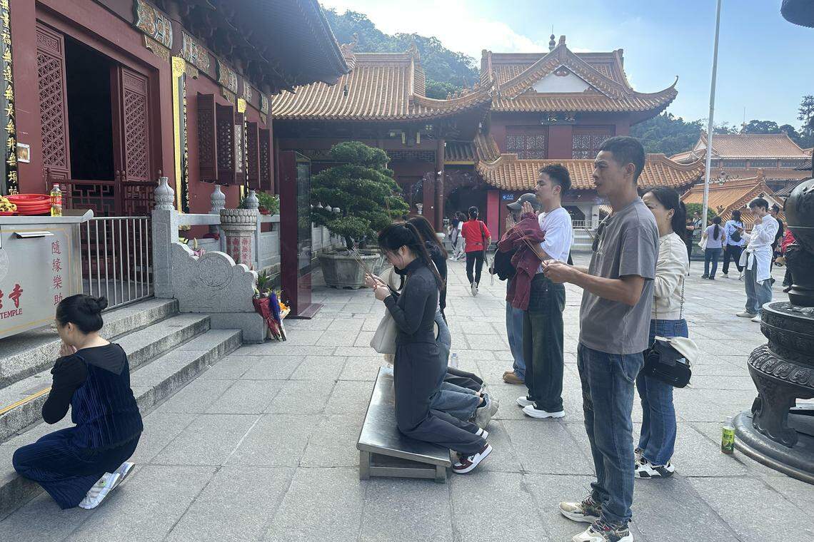 深圳弘法寺香客络绎不绝,即便是工作日,前来祈福的公众有超过一半是年轻人。(林煇智摄)