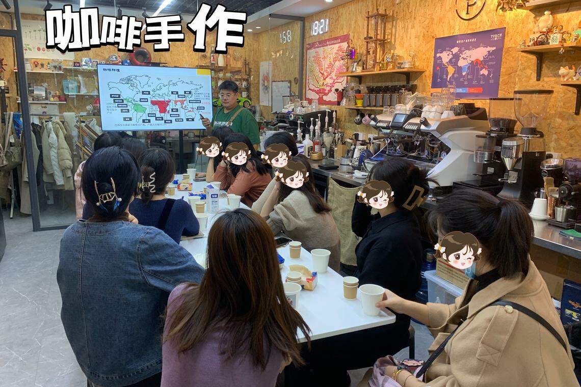 十多名年轻人正在上夜校学习咖啡知识。(“北京夜校赵老师”微博)