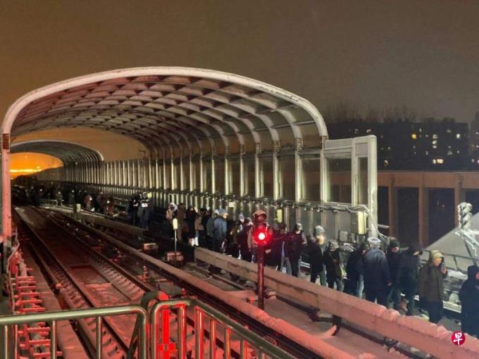 雪天轨滑追尾 北京地铁昌平线事故致102人骨折