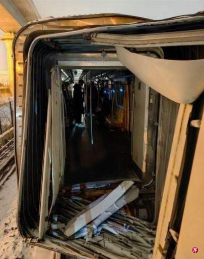 北京地铁昌平线雪夜发生追尾事故 致102人骨折