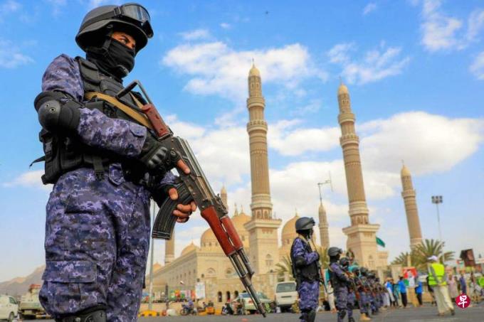 也门胡塞武装继续袭船 三大航运业者停驶红海