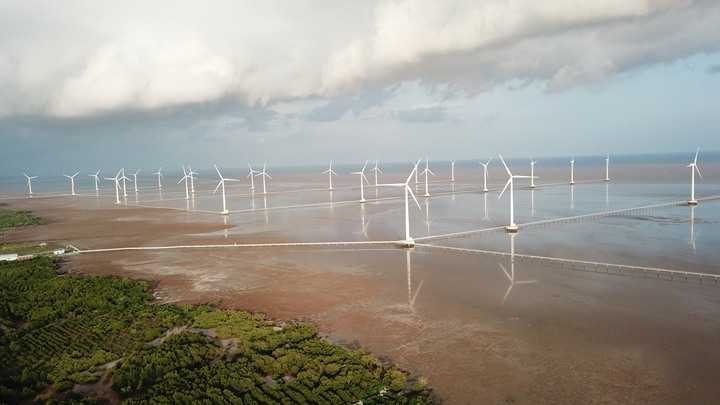 越南资源调动计划下列明的投资优先项目,包括建立输电网、开发海上风力发电以及提高能源效率等。图为越南薄寮省的风电场。(档案照片)
