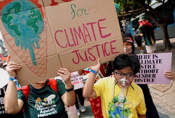 研究显示,目前有36亿人生活在极易受气候变化影响的地区。2030年至2050年间,气候变化预计每年导致额外约25万人因营养不良、疟疾、腹泻和热应激死亡。图为9月17日,示威者在印尼雅加达参与全球气候罢工集会。(路透社)