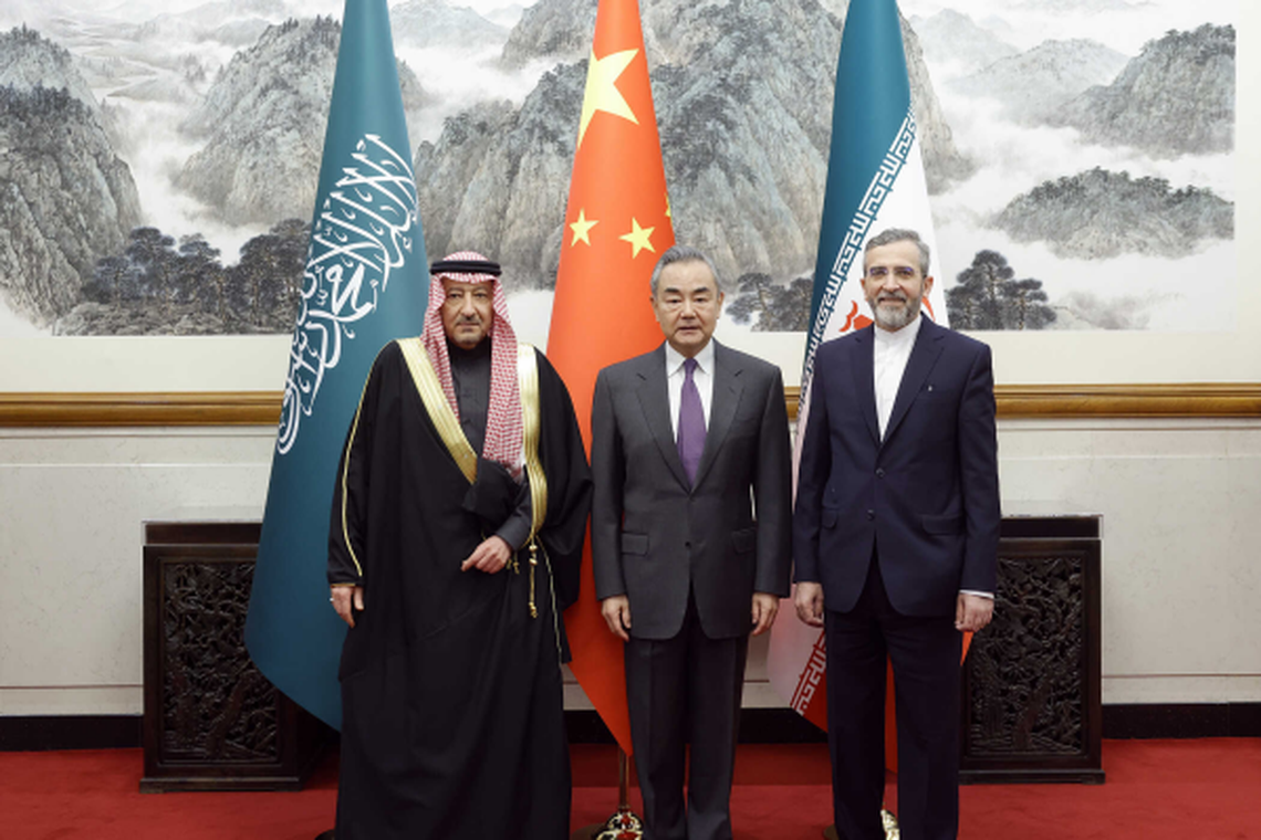 中国今年3月促成沙特和伊朗复交。中沙伊三方联合委员会首次会议本月在北京举行,中共政治局委员、中国外长王毅(中)在北京集体会见参会的沙特外交副大臣胡莱吉(左)和伊朗外交部副部长巴盖里。(取自中国外交部网站)